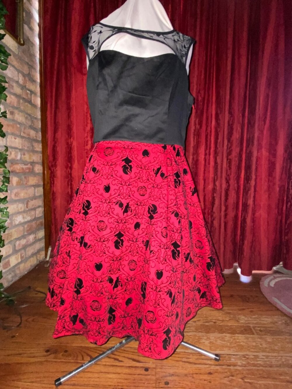 Hot Topic Disney Princess Snow White Prom / Ball Gown Dress NWT Size XL